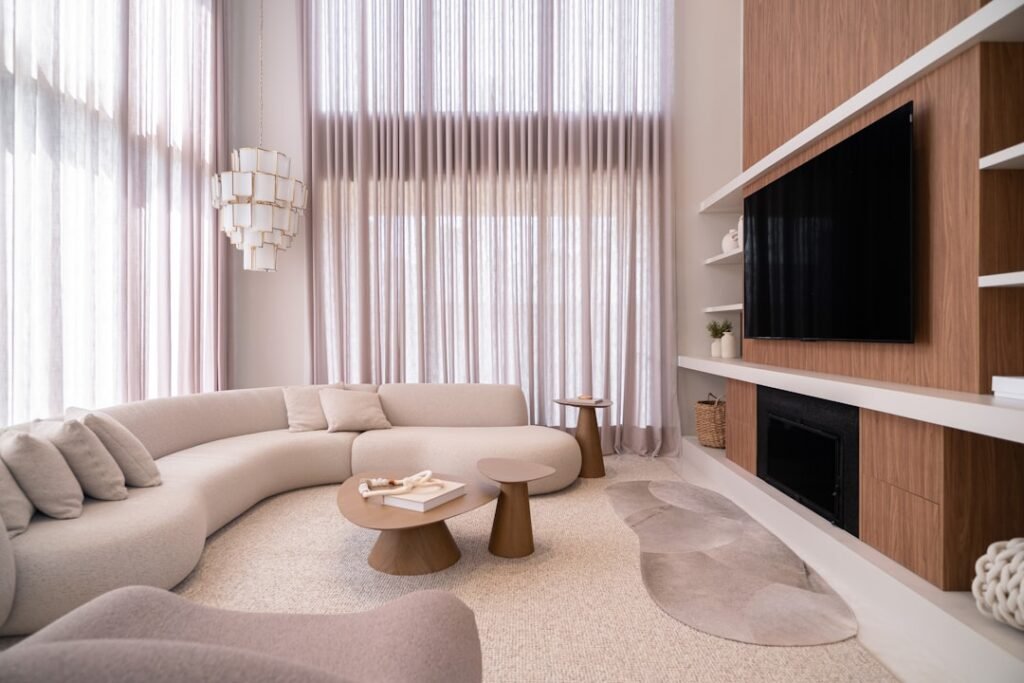 Nowoczesny salon w ciepłych, neutralnych barwach
