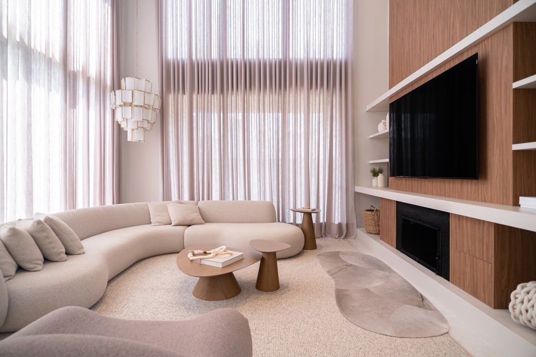 Nowoczesny salon w ciepłych, neutralnych barwach