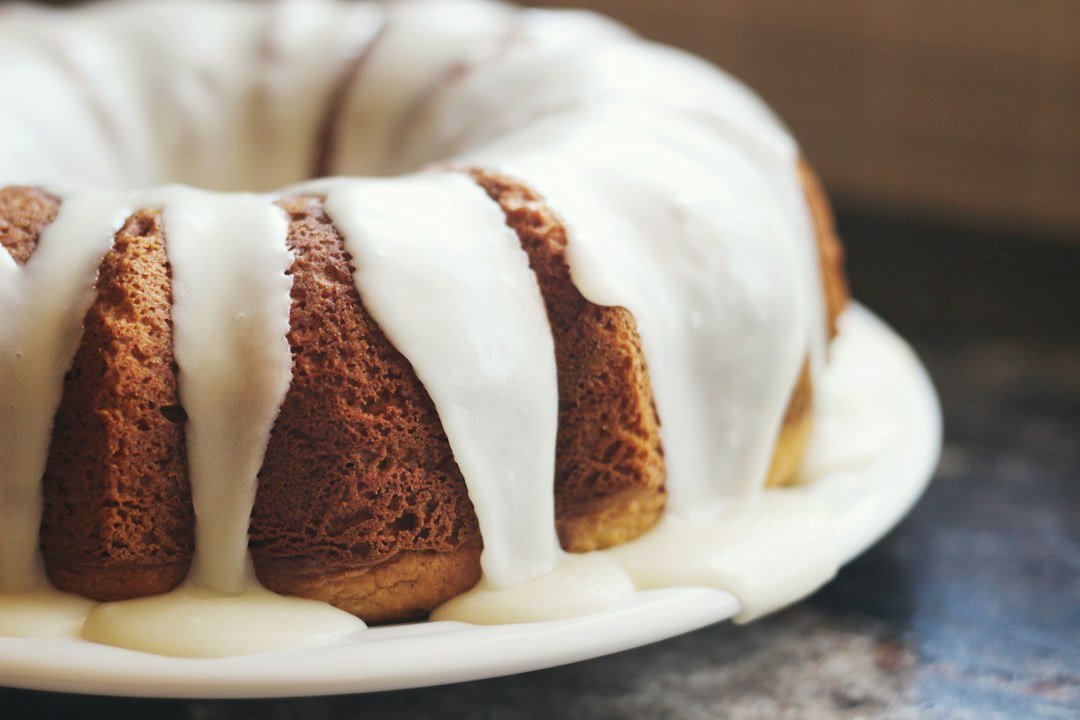 Babka w formie pierścienia z jasnym lukrem, zdjęcie ilustracyjne