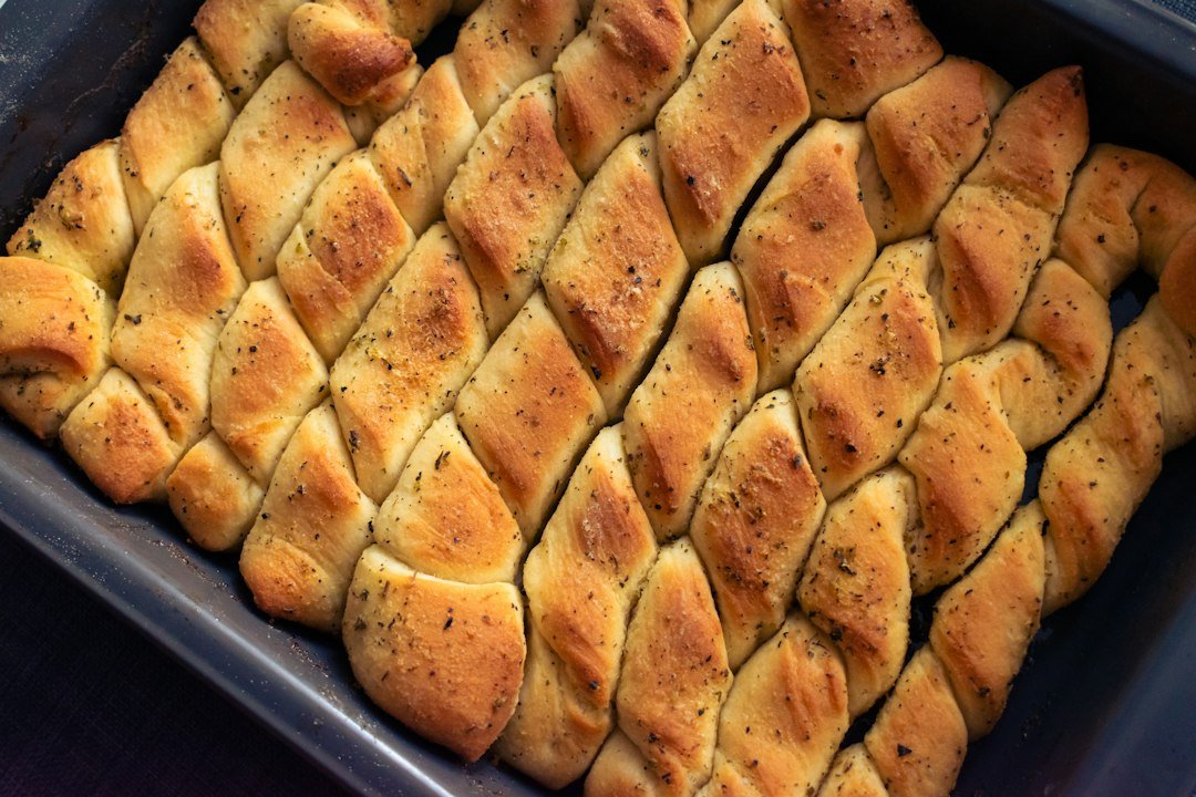 Pieczone paluszki pieczywa, zdjęcie ilustracyjne